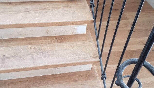 פרקט-עץ-תלת-שכבתי-ומדרגות-מפרקט-למינציה-בהתאמה-מושלמת